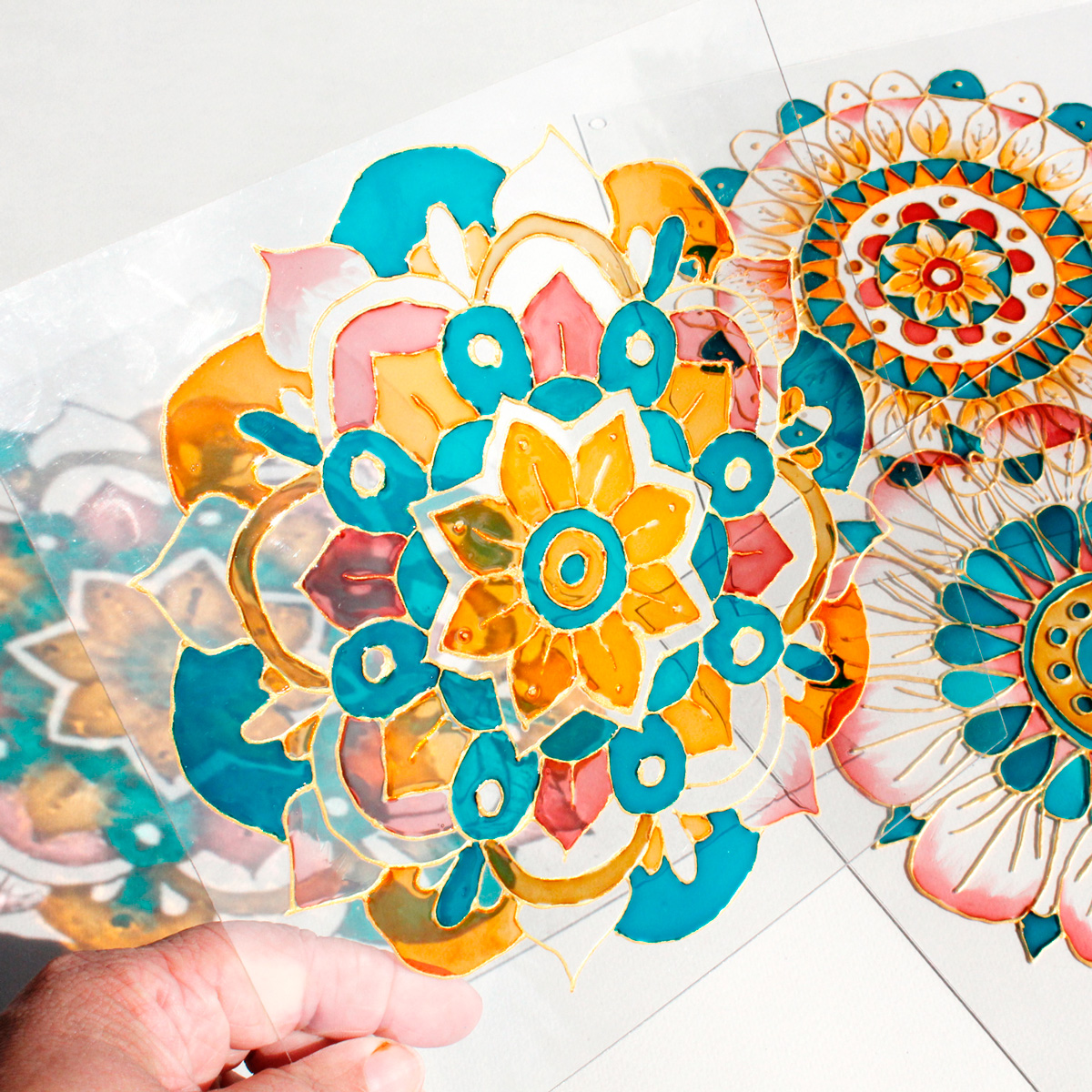 2530nro_7 nestepullo, jossa on valkoinen korkki