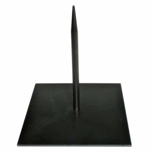 musta metallinen jalusta, jossa on kärki